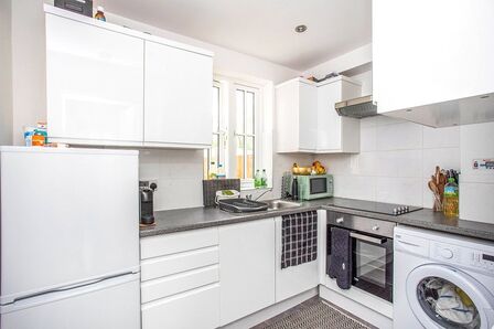 St. Albans Road, 2 bedroom  Flat to rent, £1,400 pcm