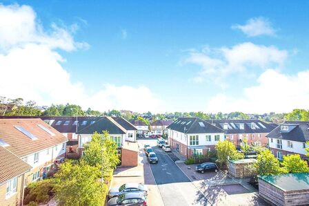 Queen Marys Avenue, 2 bedroom  Flat to rent, £1,695 pcm