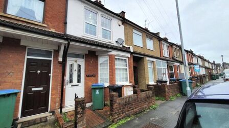 Benskin Road, 2 bedroom Mid Terrace House to rent, £1,850 pcm
