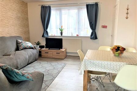 Rushton Avenue, 3 bedroom Mid Terrace House to rent, £1,800 pcm