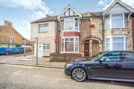 Addiscombe Road, 2 bedroom  Flat to rent, £1,550 pcm