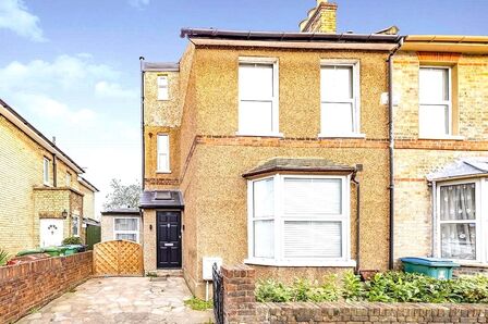 Woodford Road, 1 bedroom  Room to rent, £900 pcm