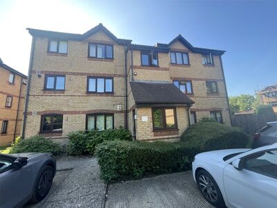 Courtlands Close,  Flat to rent, £1,050 pcm