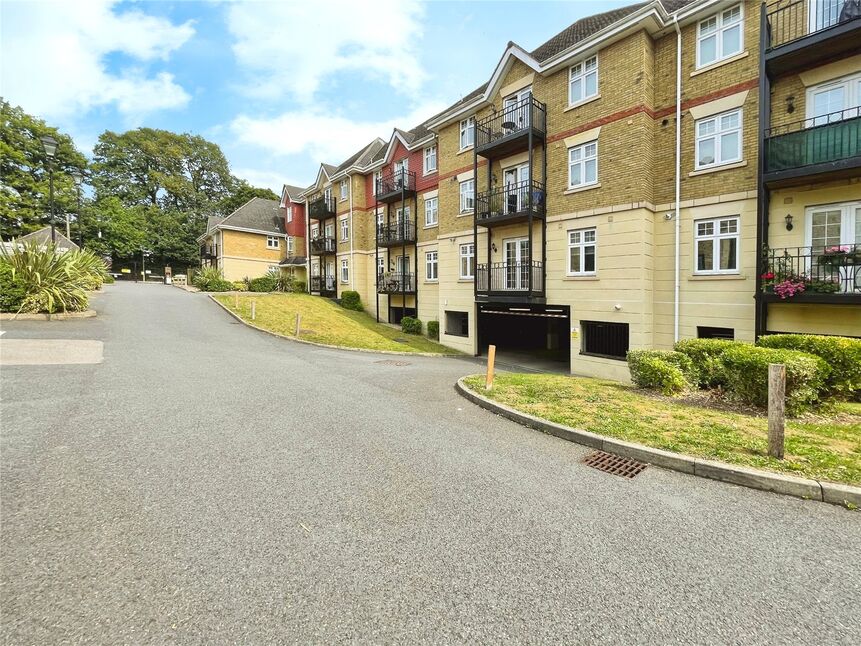 Main image of 2 bedroom  Flat for sale, London Road, Bushey, Hertfordshire, WD23