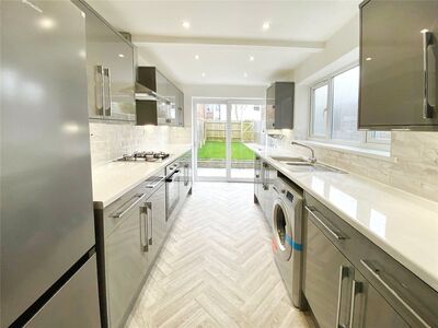 Yarmouth Road, 3 bedroom Mid Terrace House to rent, £2,100 pcm