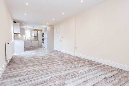 Eastbury Road, 3 bedroom  Flat to rent, £1,850 pcm