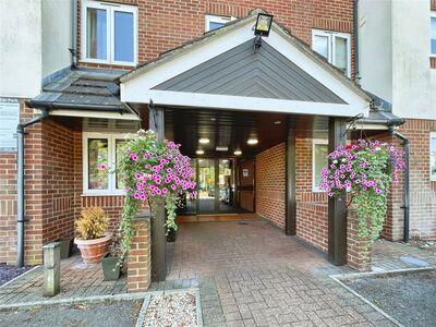 Lower High Street, 1 bedroom  Flat for sale, £155,000