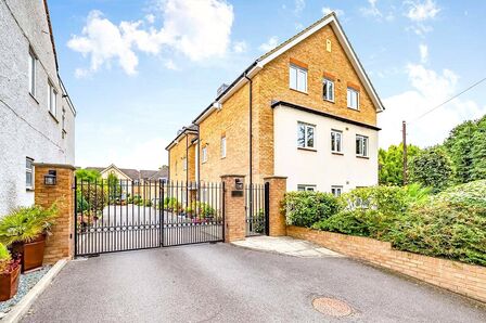 Sheepcot Lane, 2 bedroom  Flat for sale, £290,000