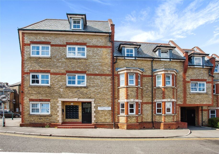 Main image of 2 bedroom Flat for sale, Queens Road, Watford, Hertfordshire, WD17