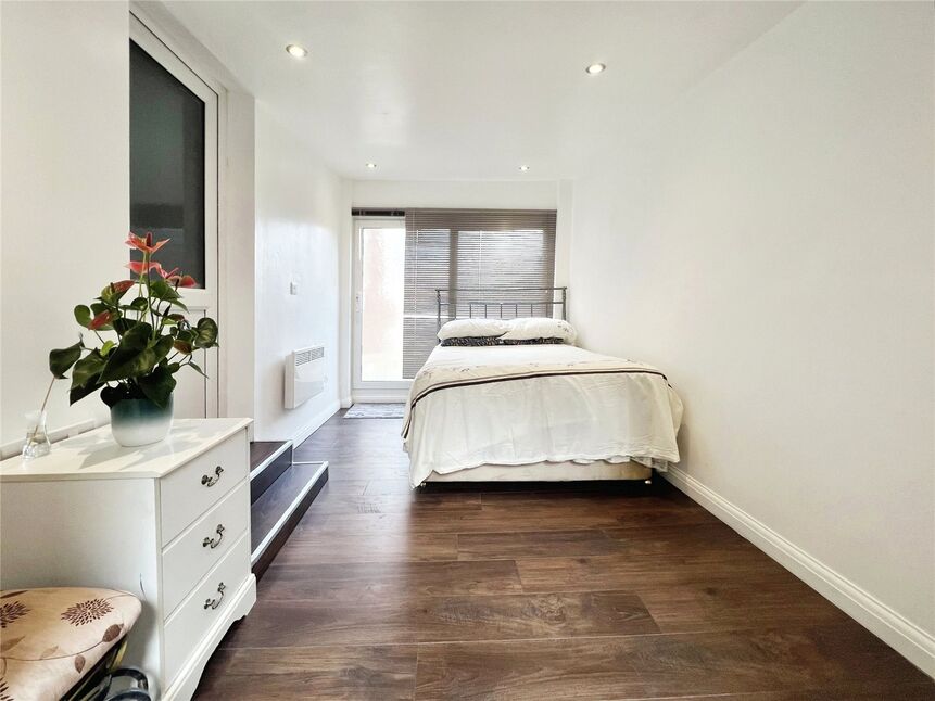 Main image of 1 bedroom  Room to rent, Kenford Close, Watford, Hertfordshire, WD25