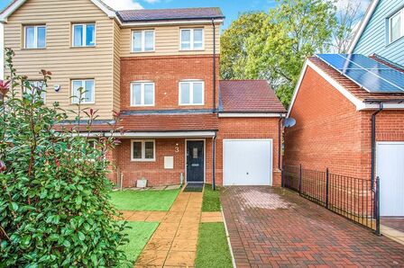Aurora Close, 5 bedroom Semi Detached House to rent, £2,500 pcm