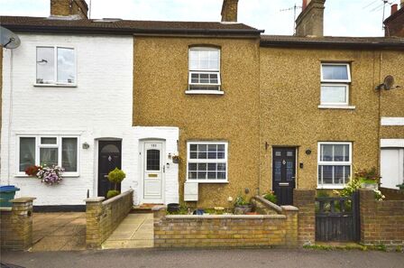Queens Road, 2 bedroom Mid Terrace House to rent, £1,650 pcm
