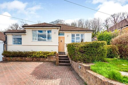 Barnes Rise, 4 bedroom Detached Bungalow to rent, £2,225 pcm