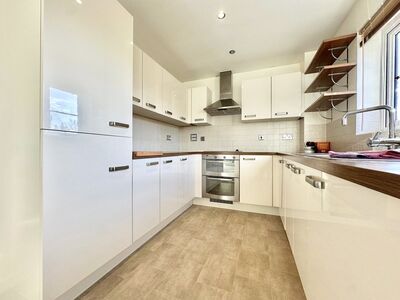 Lockhart Road, 2 bedroom Flat to rent, &pound;1,650 pcm