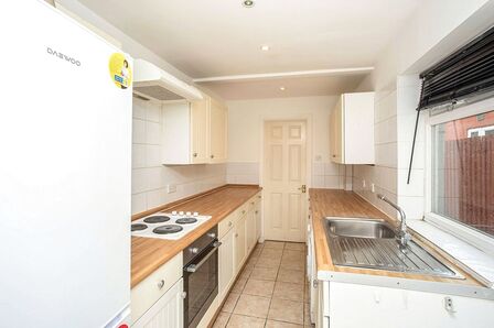 2 bedroom Mid Terrace House to rent