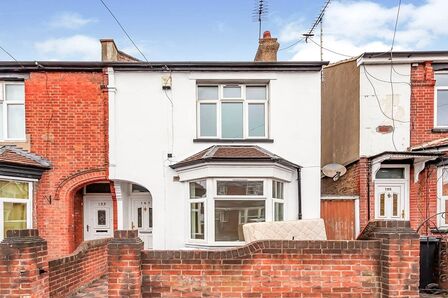 Vicarage Road, 3 bedroom Mid Terrace House to rent, &pound;1,900 pcm