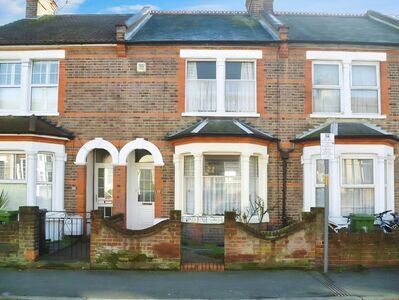 Westbury Road, 3 bedroom Mid Terrace House to rent, &pound;2,000 pcm