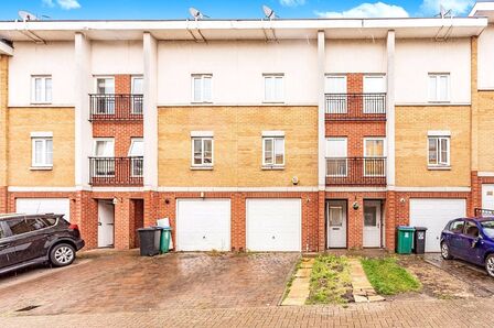 The Gateway, 4 bedroom Mid Terrace House to rent, &pound;2,400 pcm