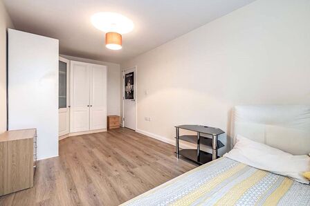 Queen Marys Avenue, 2 bedroom Flat to rent, &pound;1,650 pcm