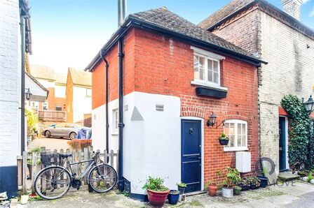 Austins Place, 1 bedroom Semi Detached House to rent, &pound;1,200 pcm