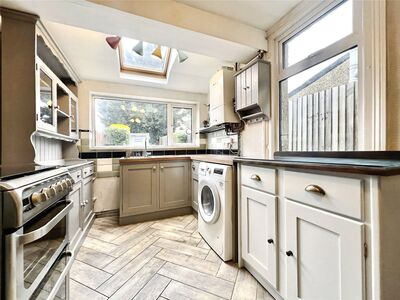 Fearnley Street, 2 bedroom Mid Terrace House to rent, &pound;1,700 pcm