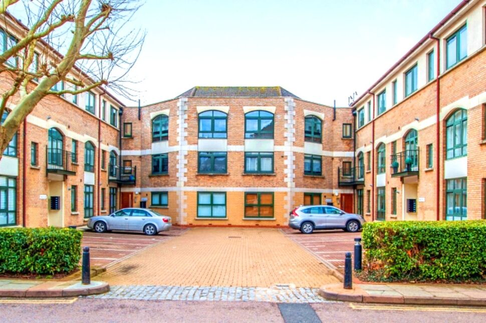 Main image of 2 bedroom Flat for sale, Windsor Court, Corner Hall, Hertfordshire, HP3