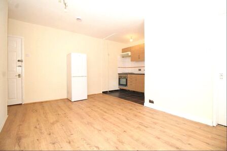 St. Albans Road, 1 bedroom Flat to rent, &pound;1,050 pcm