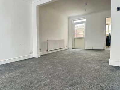 Whippendell Road, 4 bedroom Mid Terrace House to rent, &pound;2,500 pcm