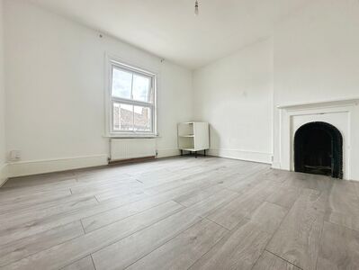 St. Johns Road, 2 bedroom Flat to rent, &pound;1,550 pcm
