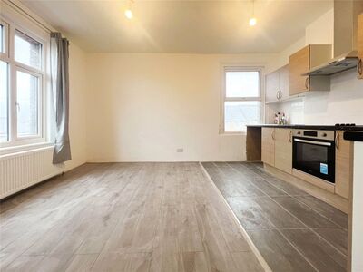 St. Albans Road, 4 bedroom Flat to rent, &pound;2,300 pcm