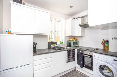 St. Albans Road, 2 bedroom Flat to rent, &pound;1,500 pcm