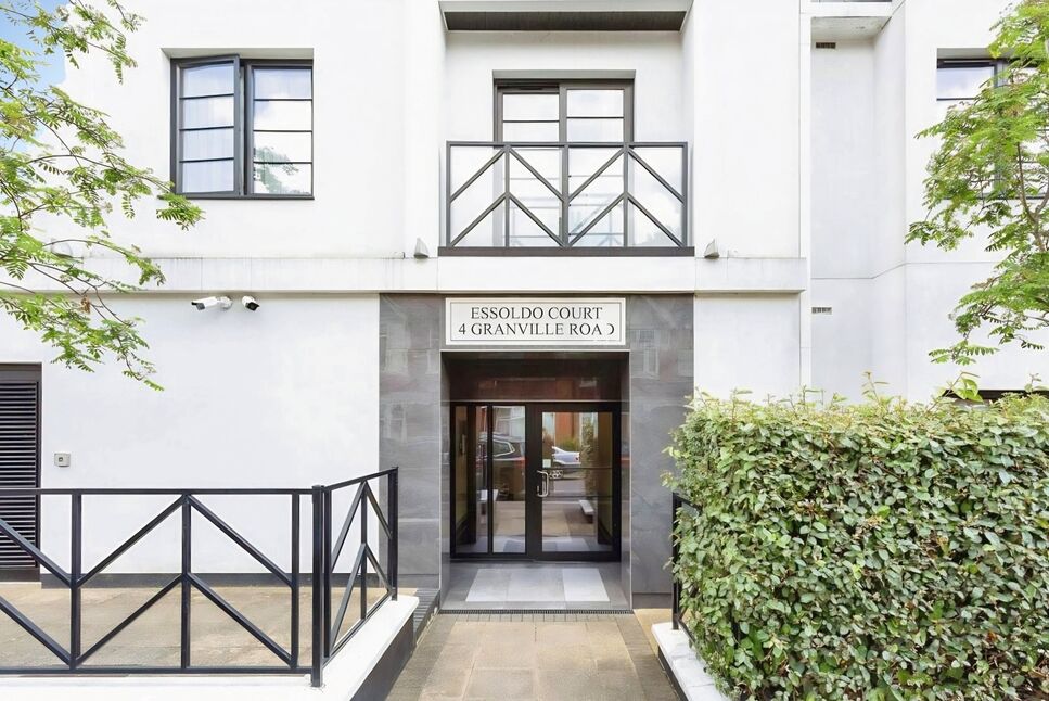 Main image of 2 bedroom Flat for sale, Granville Road, Watford, Hertfordshire, WD18