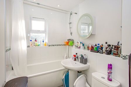 Walton Road, 2 bedroom Flat to rent, &pound;1,800 pcm