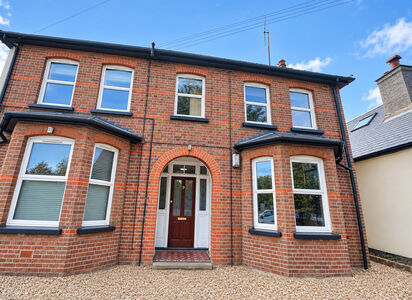 Horseshoe Lane, 1 bedroom Flat for sale, &pound;240,000