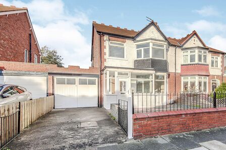 Townsville Avenue, 3 bedroom Semi Detached House to rent, £1,500 pcm