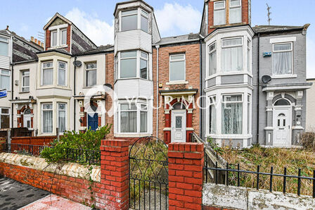 Waterloo Road, 3 bedroom Mid Terrace Flat to rent, &pound;550 pcm