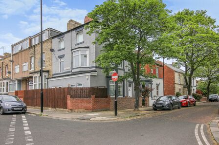 Grafton Road, 2 bedroom  Flat for sale, £132,000