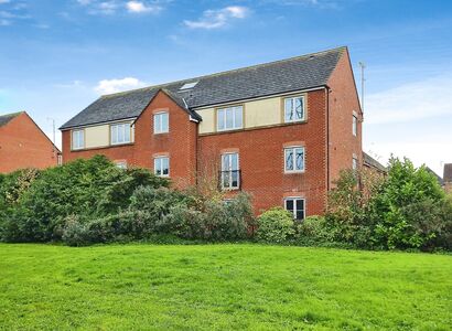 Brookfield, 2 bedroom Flat to rent, &pound;825 pcm