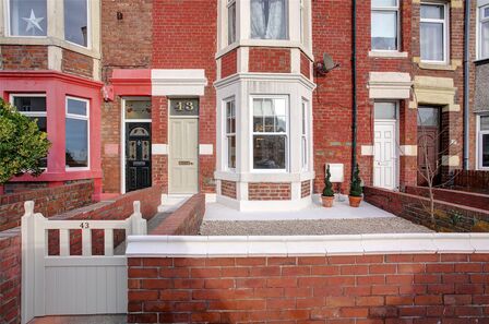 2 bedroom Mid Terrace Flat to rent