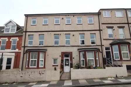 North Parade, 2 bedroom  Flat for sale, £105,000