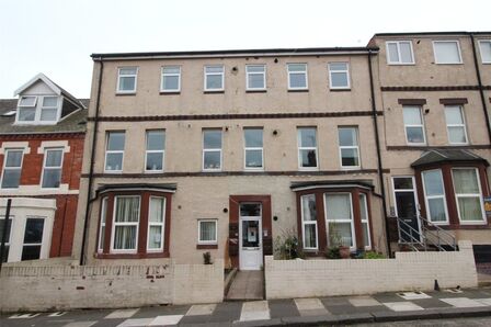 North Parade, 2 bedroom  Flat for sale, £115,000