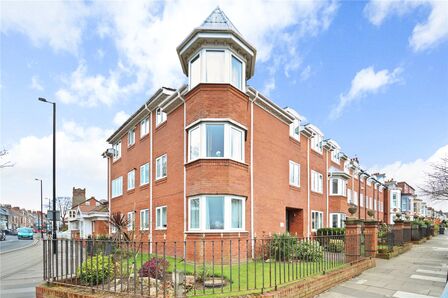 Holly Avenue, 1 bedroom  Flat for sale, £120,000
