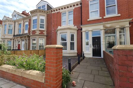 Marine Avenue, 2 bedroom  Flat to rent, £1,250 pcm