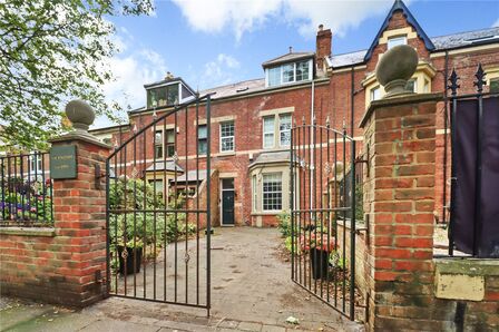5 bedroom Mid Terrace House for sale