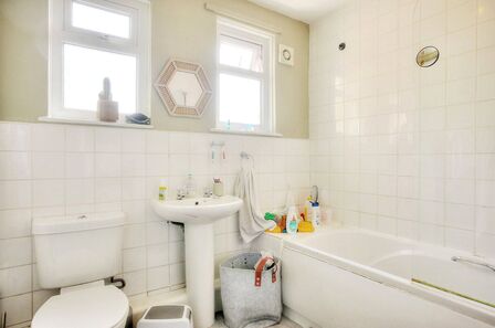 Whitley Road, 4 bedroom  Flat for sale, £200,000