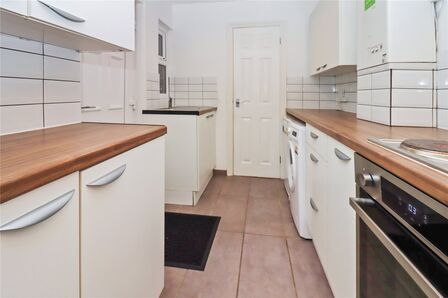 Axwell Terrace, 2 bedroom Flat to rent, &pound;650 pcm