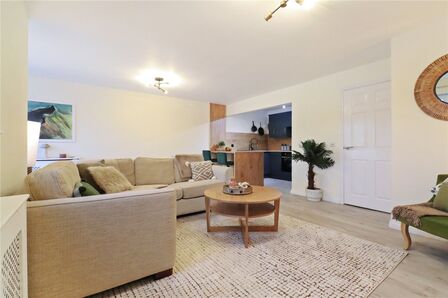 Bittern Close, 2 bedroom Flat to rent, &pound;900 pcm