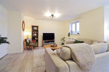 Bittern Close, 2 bedroom Flat to rent, &pound;900 pcm