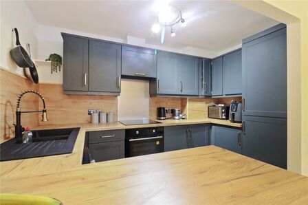 Bittern Close, 2 bedroom Flat to rent, &pound;900 pcm