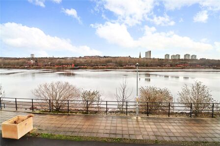 Bittern Close, 2 bedroom Flat to rent, &pound;900 pcm